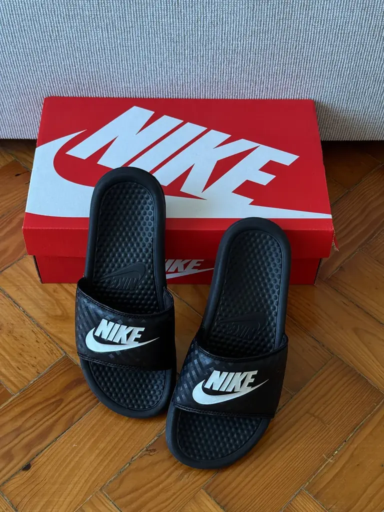 Продаю классические шлёпанцы Nike. Мягкая массажная стелька для максимального комфорта.