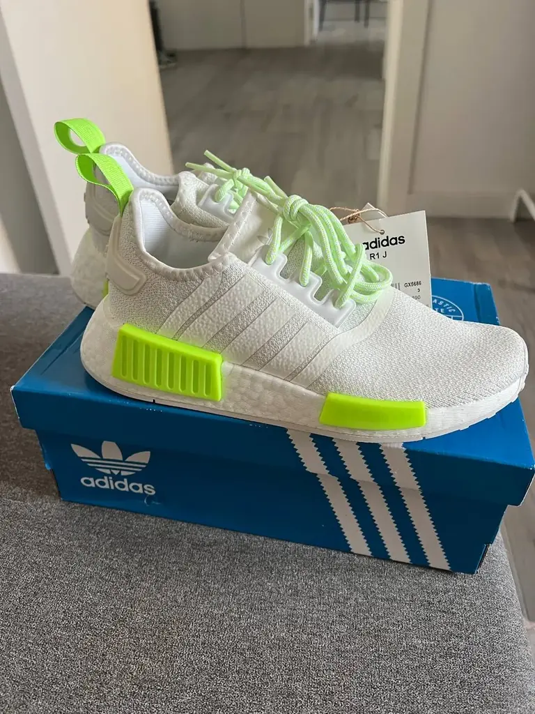 Продам новые кроссовки adidas
