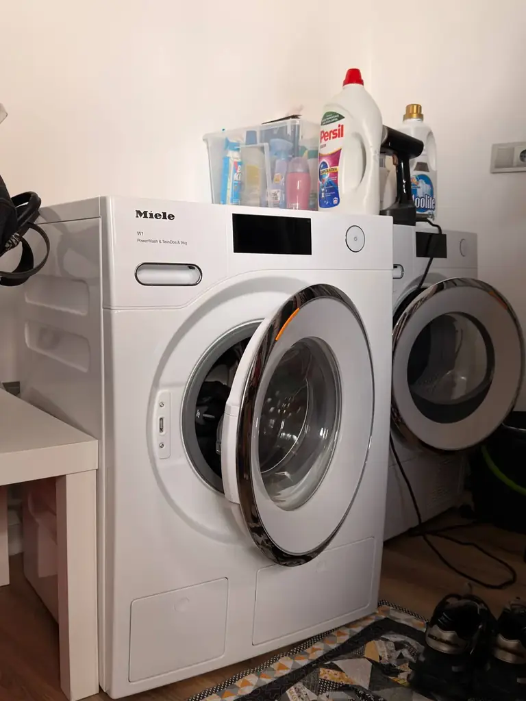 Продам две машинки Miele. Стиральная и сушильная.