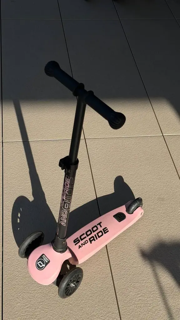 Продаю оригінальний дитячий самокат Scoot & Ride у рожевому кольорі.