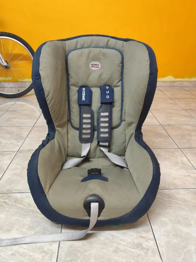 Продается детское автокресло для ребенка по ходу движения автотранспорта Britax Romer duo.