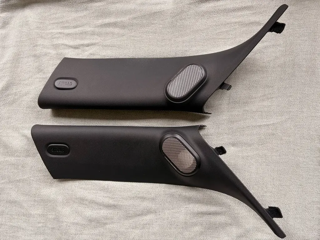 Продам комплект оригинальных передних стоек (левая + правая) под пищалки Harman/Kardon для MINI Coo…
