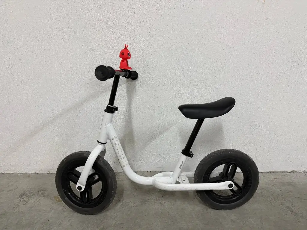 Детский беговел. Самый базовый. Есть небольшие царапины. https://www.decathlon.pt/p/runride-100-de-…