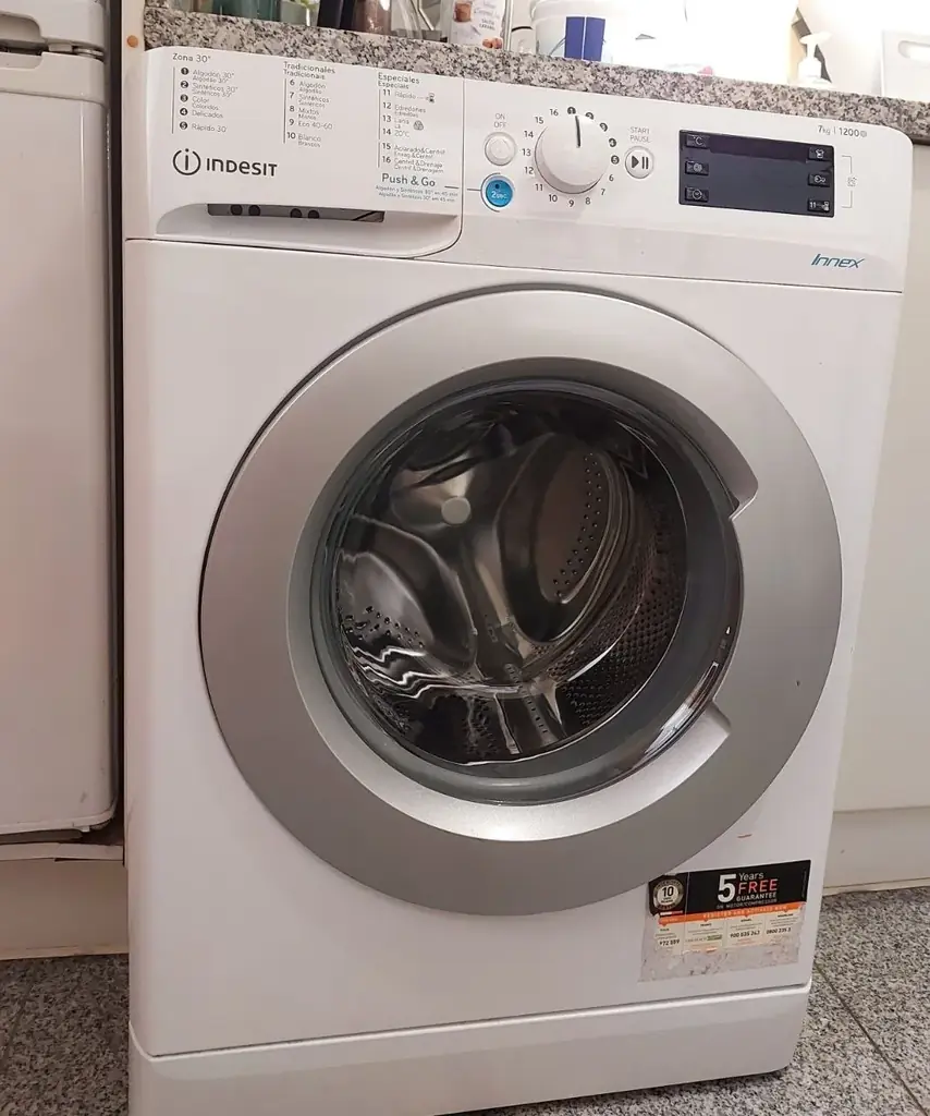 Продаю стиральную машину Indesit innex 7 кг, 1200 оборотов. Нужна замена сливного насоса (помпы). О…