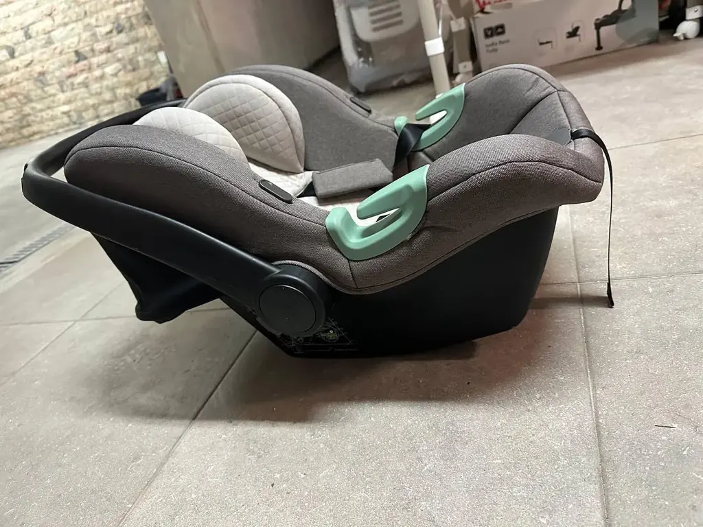 Продам автокрісло ABC design (0-15 міс, 45-85 см, до 13 кг ) разом з базою ізофікс та адаптерами.