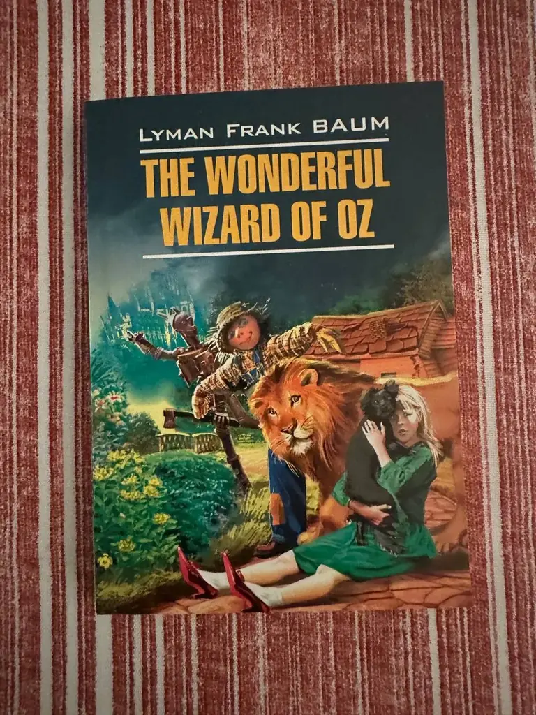 Отдам даром книги 1 на английском с англо-русским словарем и вторая на португальском.