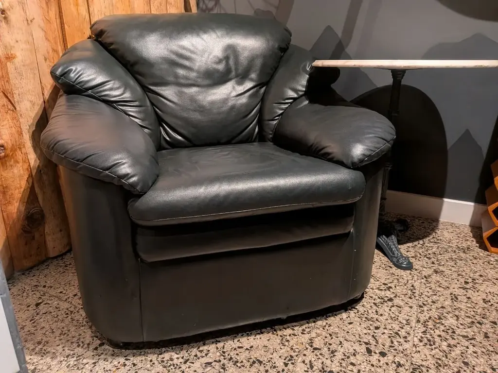 Кресло из натуральной кожи 50€. Лиссабон, Санта Аполония.