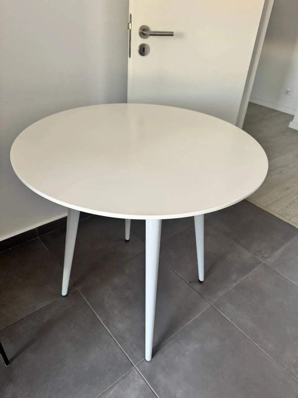 Продам круглый обеденный стол Conforama — 90€