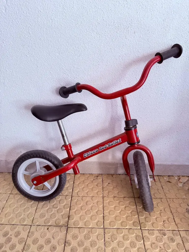 Продам беговел Chicco