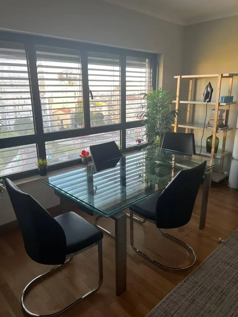 Стол. 160*85 см. Раскладной. Вмещает 8-10 человек. 280€