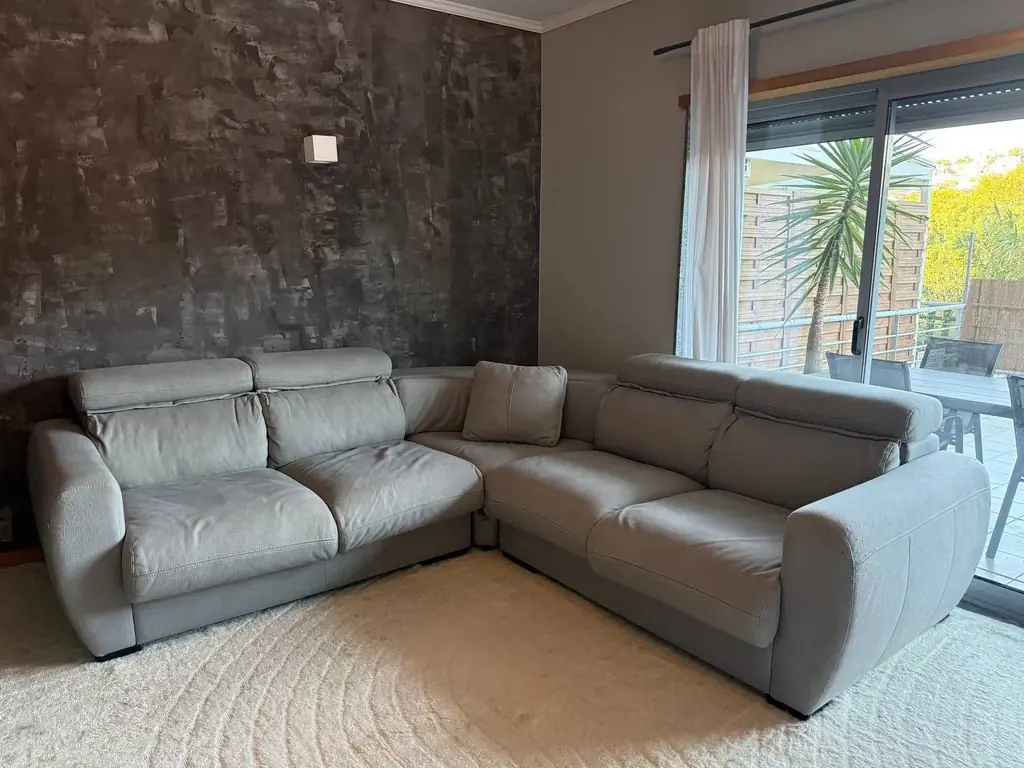 1. Кутовий диван з реклайнерами, 250×250 см — €350