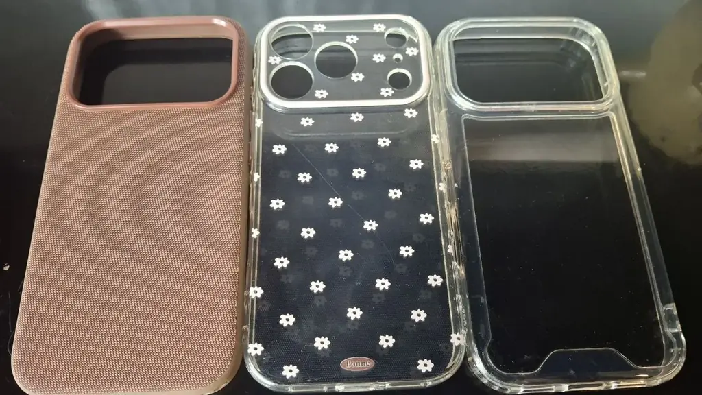 Продам 3 чехла на iPhone 17 Pro.