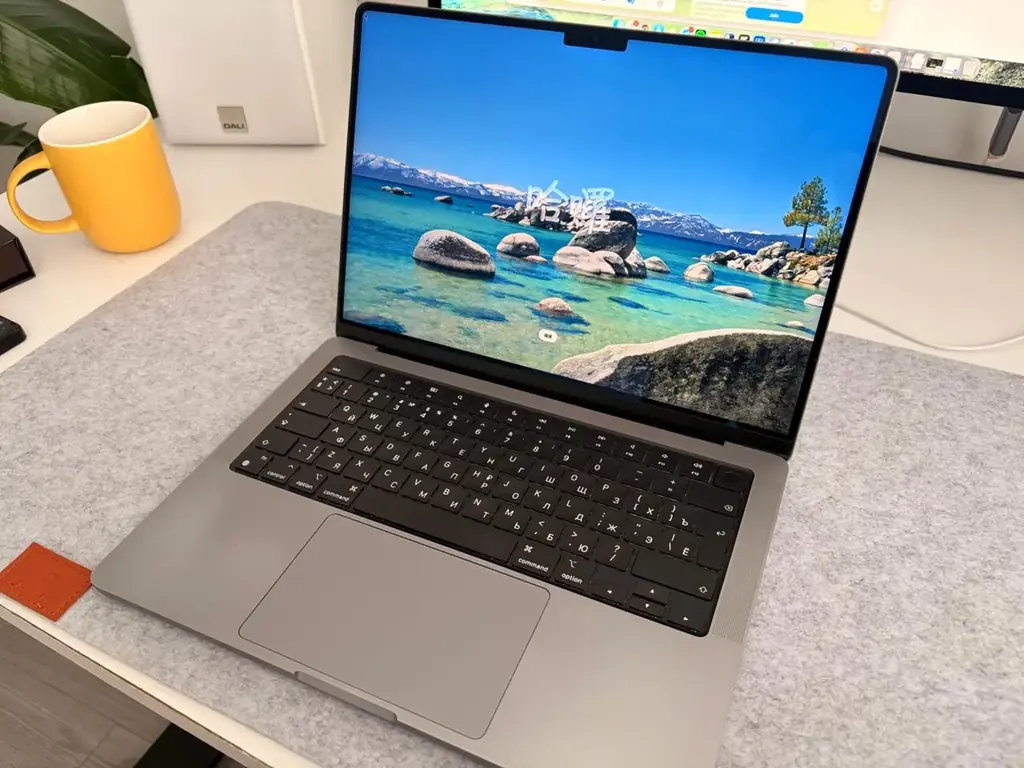 MacBook Pro 14" M1 Pro, 16 GB / 1 TB.