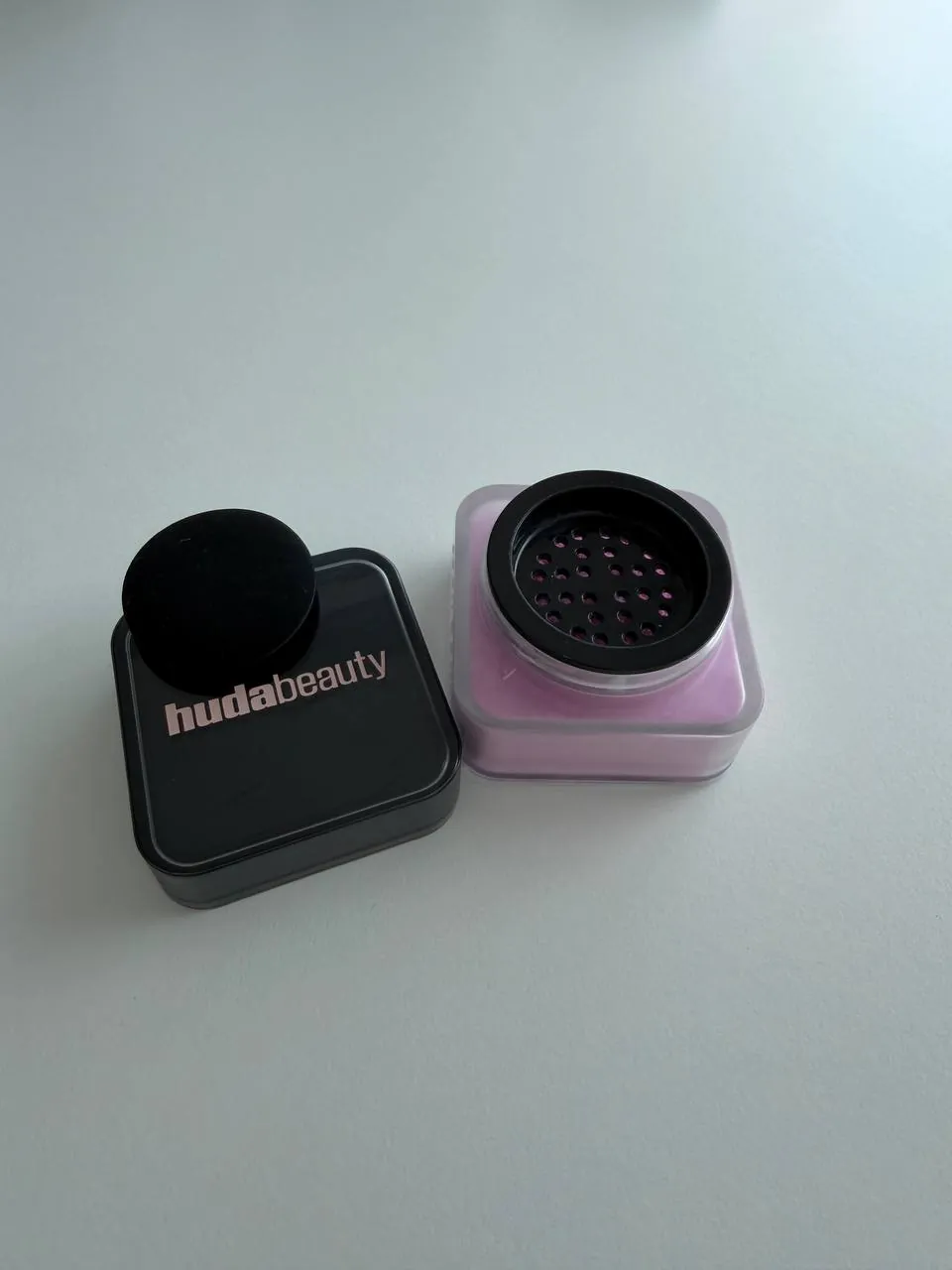 Продам пудру (мини формат) от Huda Beauty easy bake в оттенке Ube Birthday Cake, использовала 2 раз…
