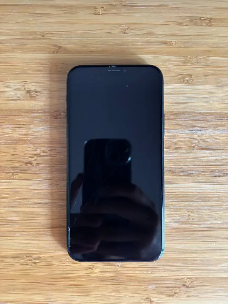 Продаю iPhone 11 Pro на 256 ГБ, цвет черный.