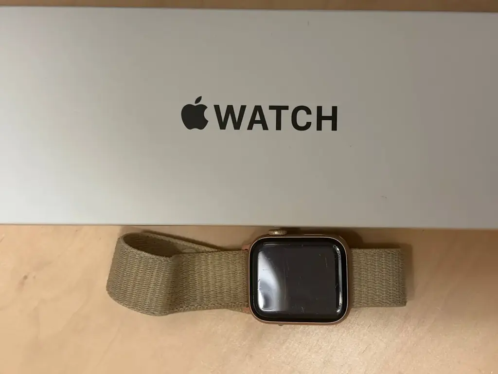 Продам часы apple watch se 1 generation 40mm