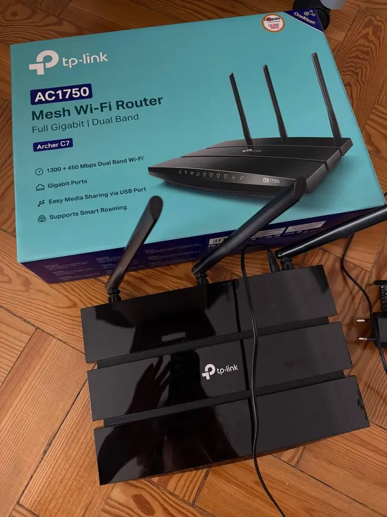 Роутер TP-Link Archer AC1750 в полностью рабочем состоянии. Больше не нужен, тк использовался в офисе, который закрыли. Стабильный двухдиапазонный Wi-Fi, отлично подойдёт для квартиры или небольшого дома.