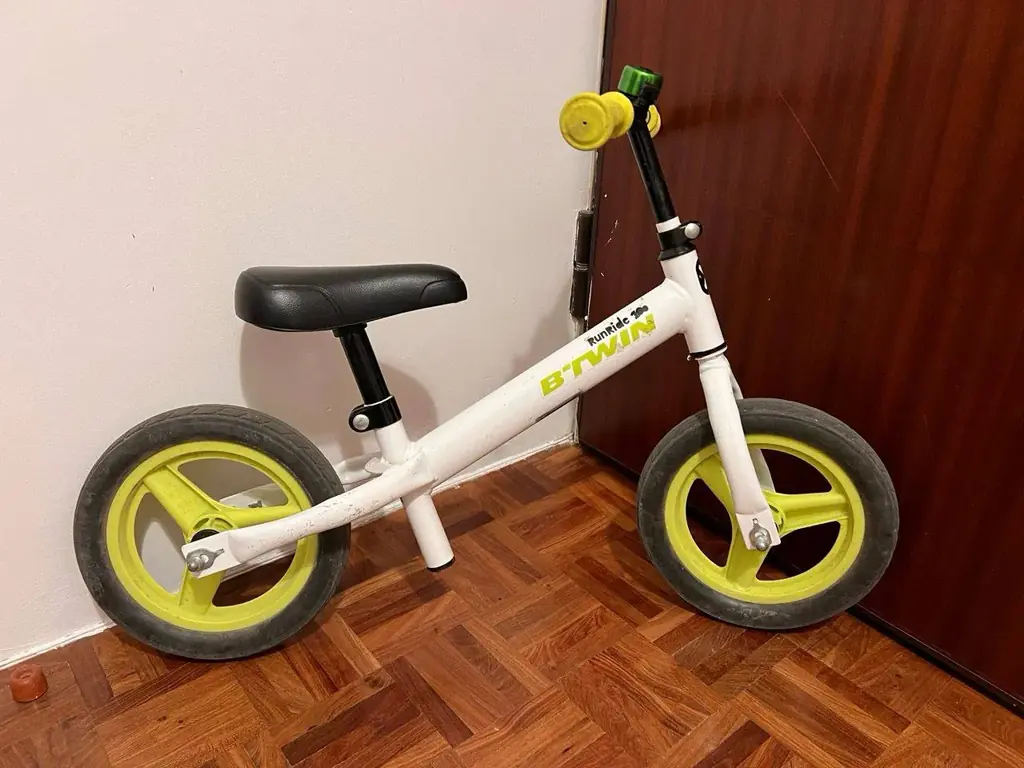Детский беговел Decathlon BTwin RunRide 100. Б/у, есть потёртости на раме, но полностью исправен. 1…
