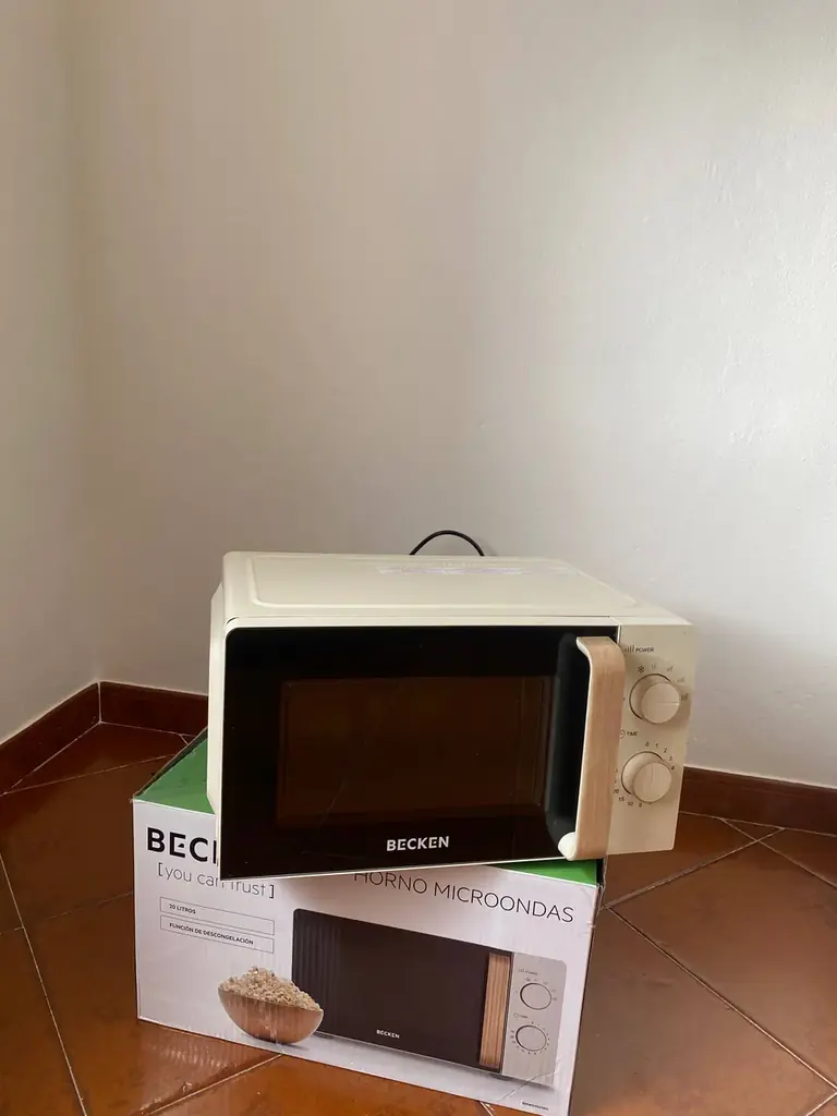 Продам микроволновку бренда Becken.