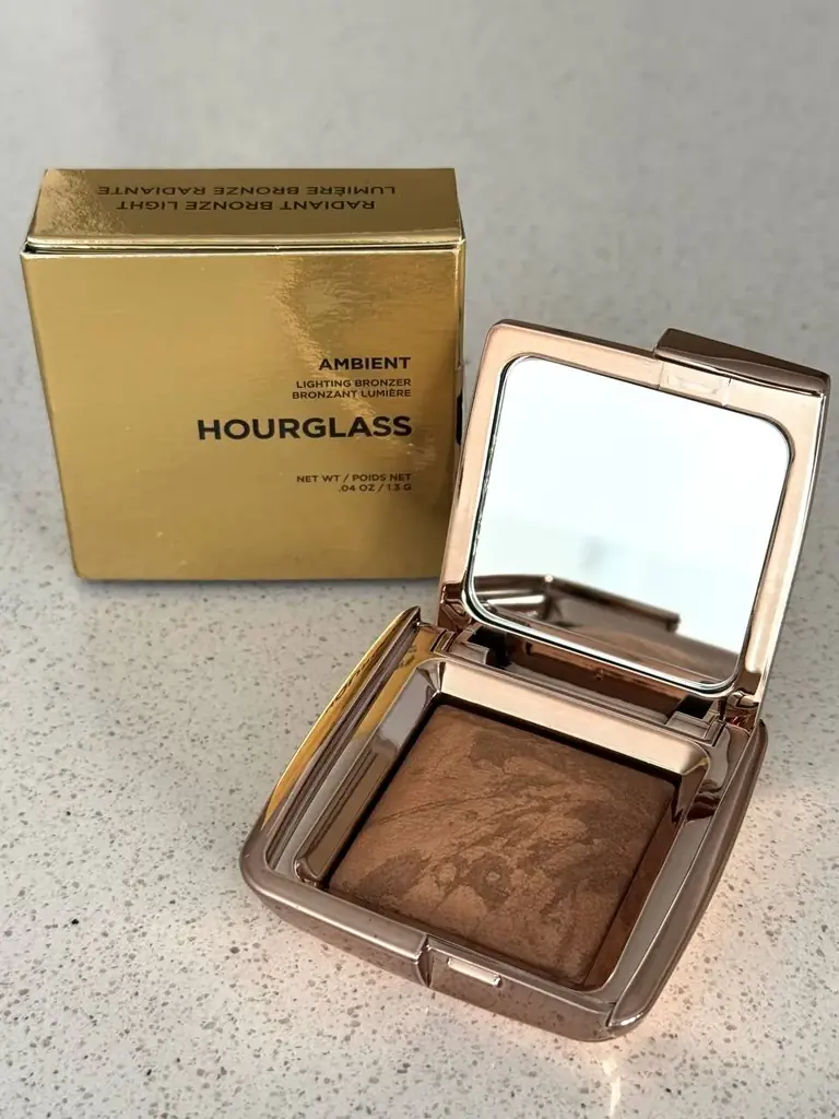 Hourglass Ambient Lighting Bronzer – Radiant Bronze Light (1.3 g, travel size)