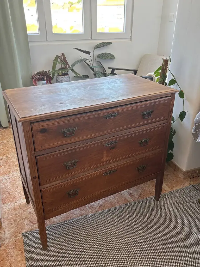 продам комод из сосны, винтажка, ему более 100 лет. взяла для восстановления, но успела заменить то…