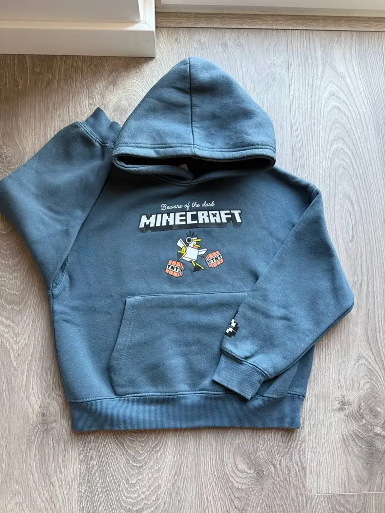Худи и футболка для юных фанатов Minecraft. На рост примерно 128-134. Худи теплая, см.фото.