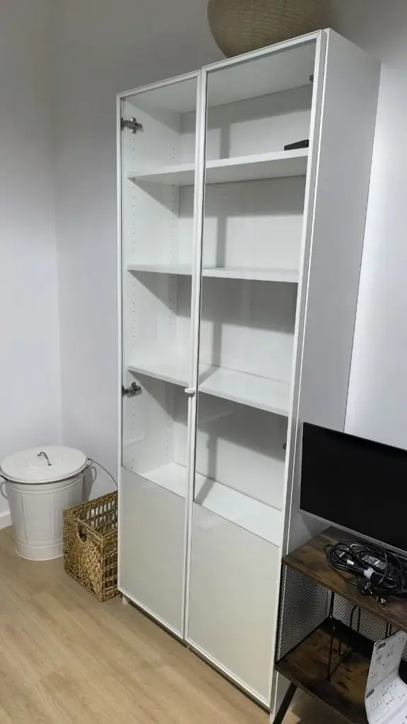 Продаём витрину IKEA, белую, со стеклянными дверцами.