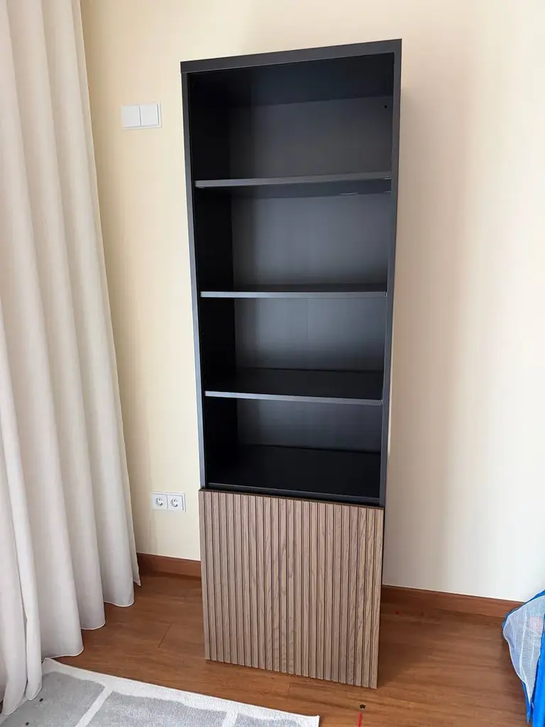 Продаю 2 шкафа besta ikea. Разобраны. В очень хорошем состоянии. 5 полок. Внизу красивая дверь. Нов…