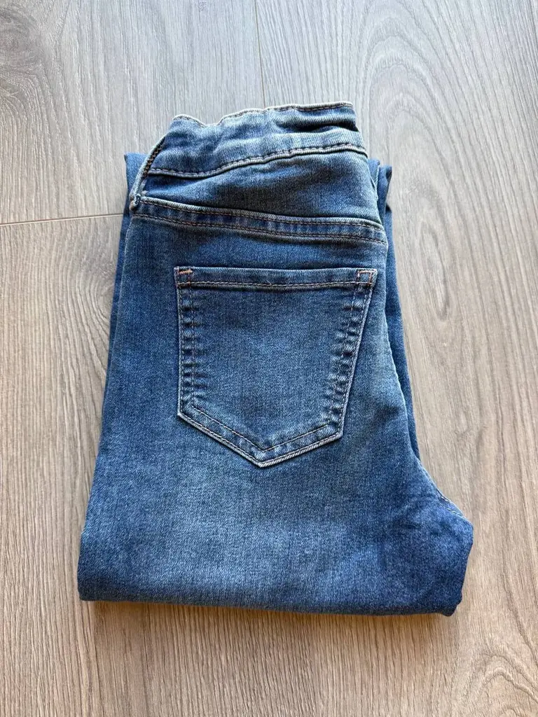 Совершенно новые джинсы H&M, размер 134, на мальчика или девочку, сын отказался носить из-за пугови…