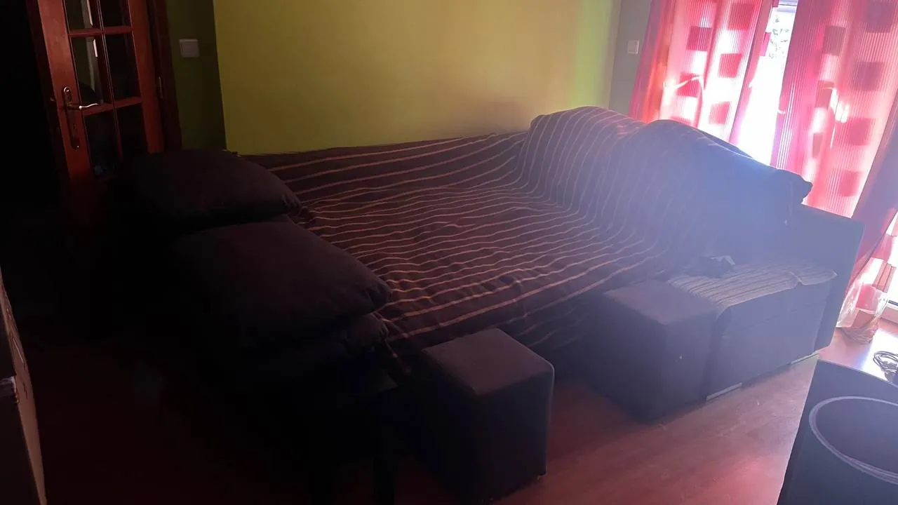 Здравствуйте, продам диван-кровать, почти новый, 350 евро. Алмада. Самовывоз.