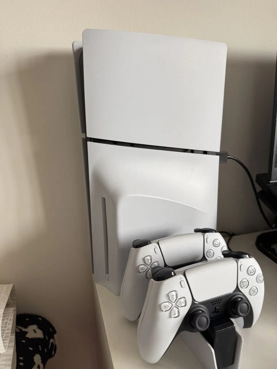 Продаю PlayStation 5 Slim (1 ТБ) в отличном состоянии, практически как новая.
