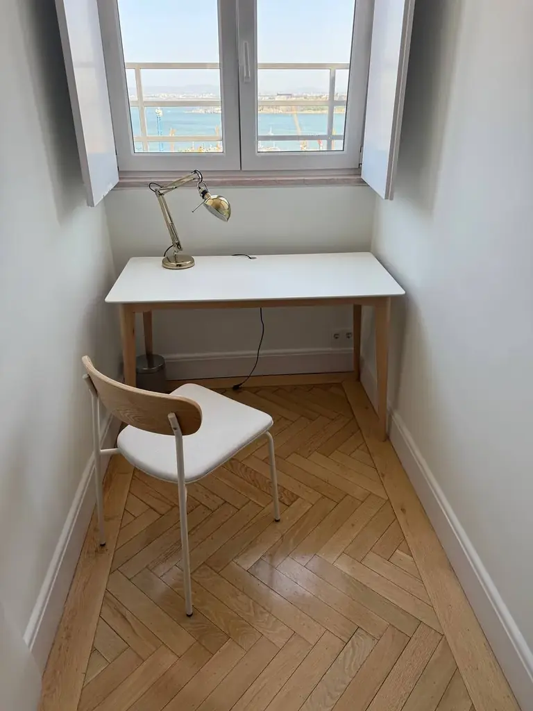 Письменный стол Maison du Monde 120*60 в идеальном состоянии. Продам вместе со стулом Sklum за 150€…