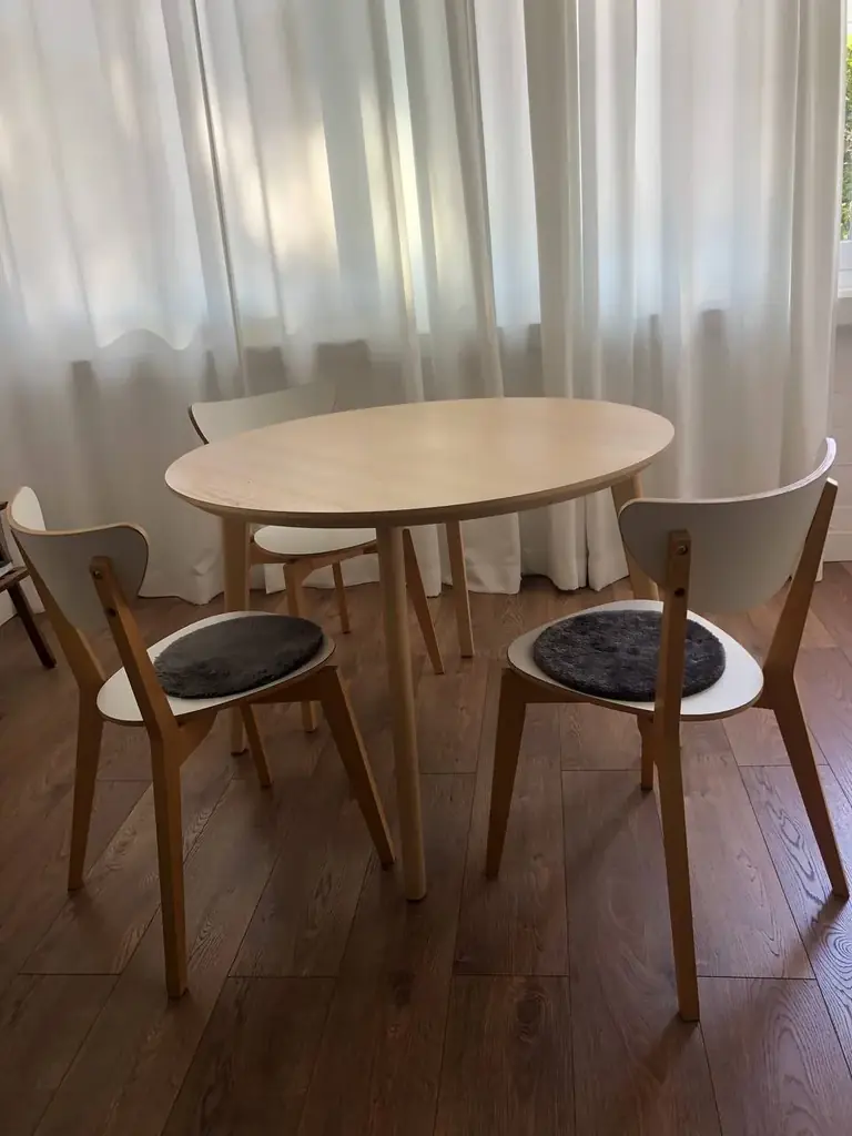 Продаю стол и три стула,диаметр стола105,высота 75,цена 250 евро , Cascais ,cамовывоз