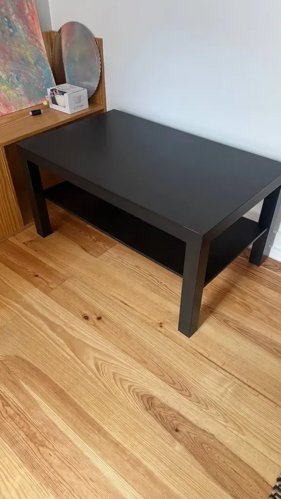 Столик коричневый Ikea 10€, стоит без дела, есть маленькая царапина