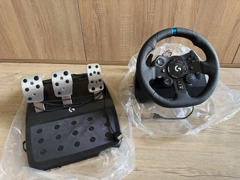 Игровой руль Logitech G923 Trueforce Sim Racing PC и PlayStation. Состояние отличное. 500 лари. Без…