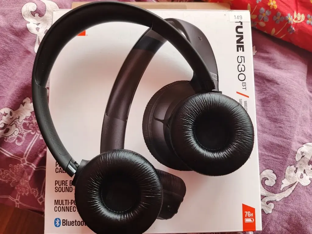 Продам наушники JBL 530 за 100 лари. Покупал вчера за 149. Коробка чеки есть. Возможен торг