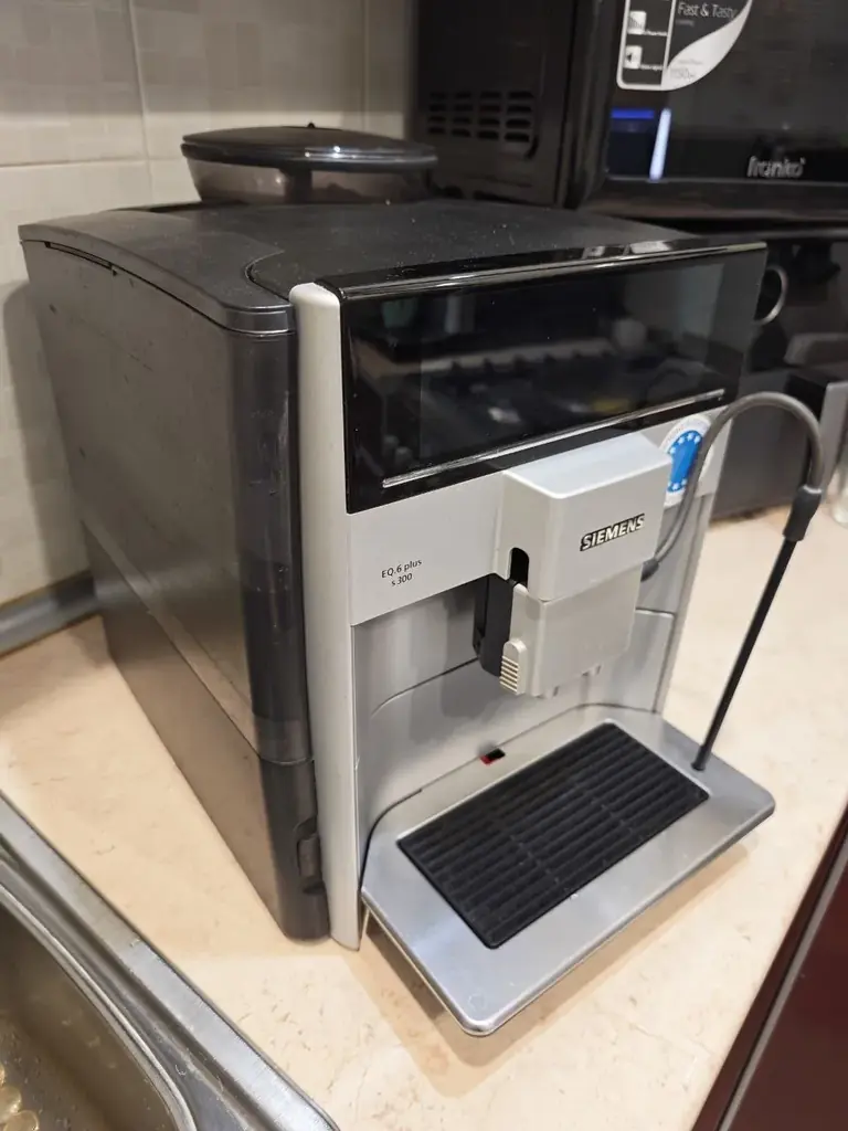 Продам кофе машину Siemens S300 eq. 6 plus