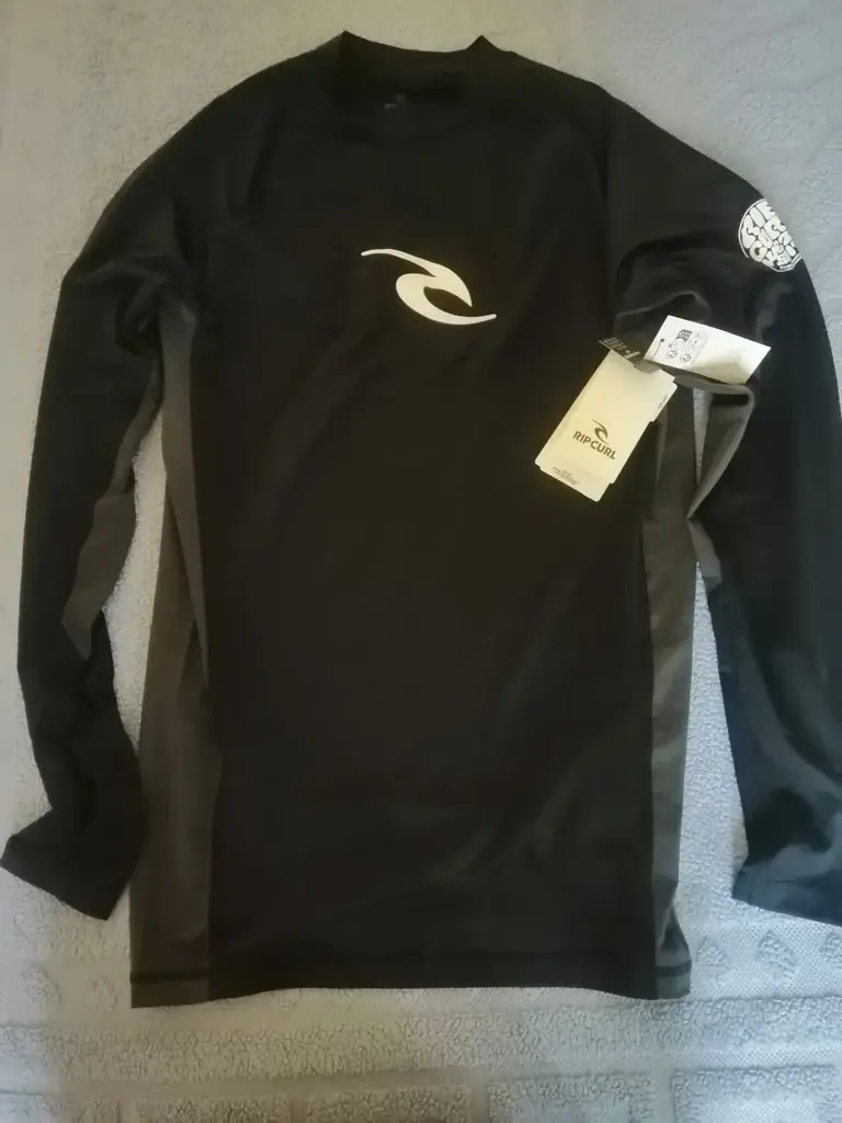 Лонгслив для плаванья Rip Curl Waves UPF 50+ ,размер S, из США ,с бирками новый. 100 лари