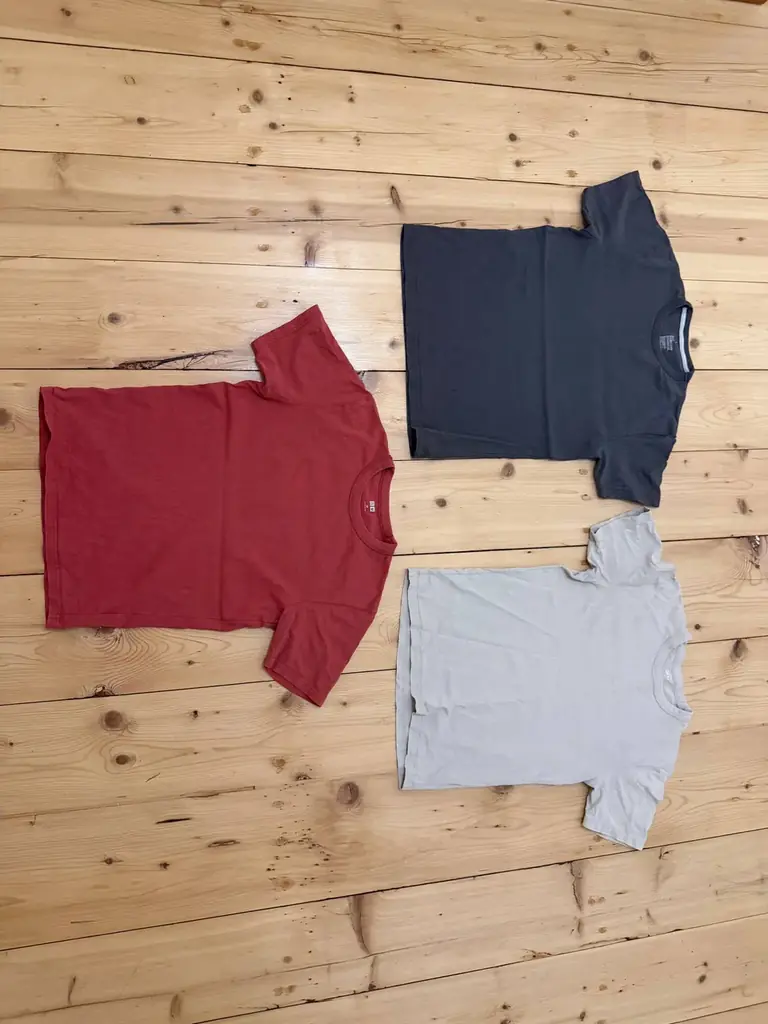 Серая футболка Muji, размер L, но азиатский, поэтому скорее S-M.