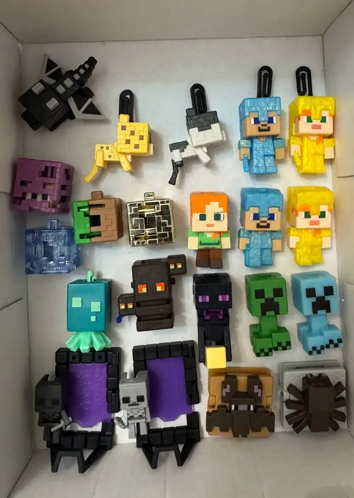 Фигурки из Kinder joy Minecraft Майнкрафт.