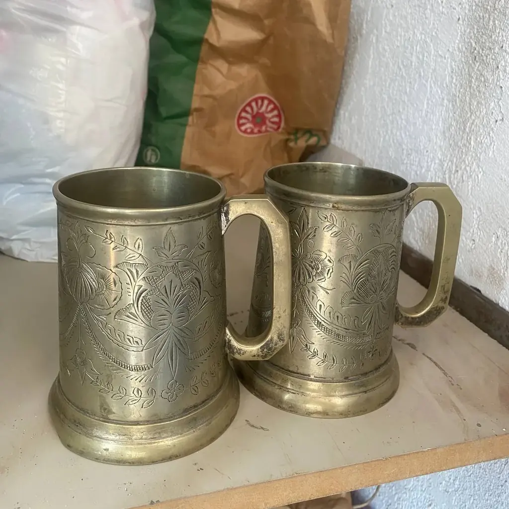 Пара старинных металлических кружек (пивных бокалов) с декоративной гравировкой.