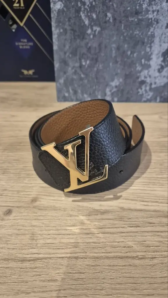 Продаю оригинальный кожаный ремень двухсторонний Louis Vuitton в отличном состоянии.