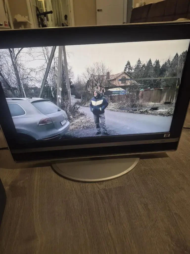 Продам телевизор Sony Bravia. 28 дюймовый. На матрице есть дефекты, на работу не влияют.(см. Фото).…