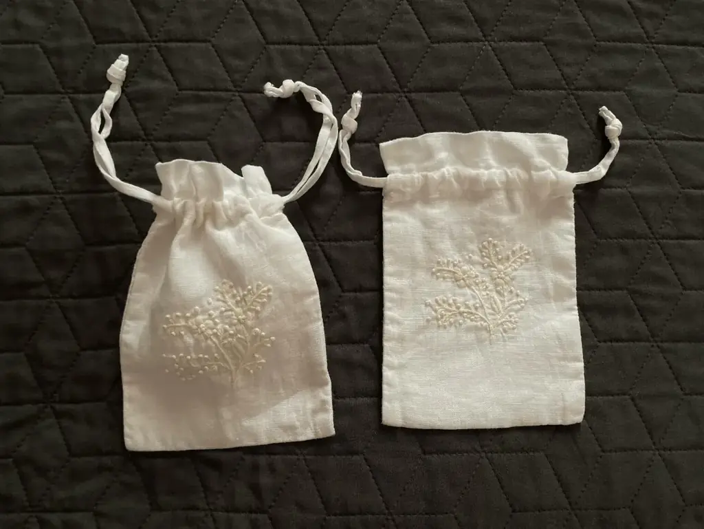 1. Два одинаковых льняных мешочка Zara Home с вышивкой. 11*17см. Не использовались. 40 лари за оба