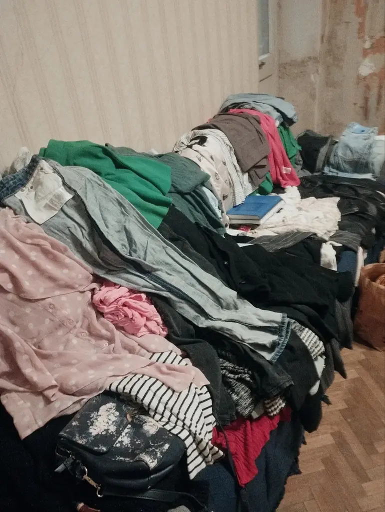 Переезжаю и срочно продаю и отдаю даром очень много вещей. Можно приходить примерять.