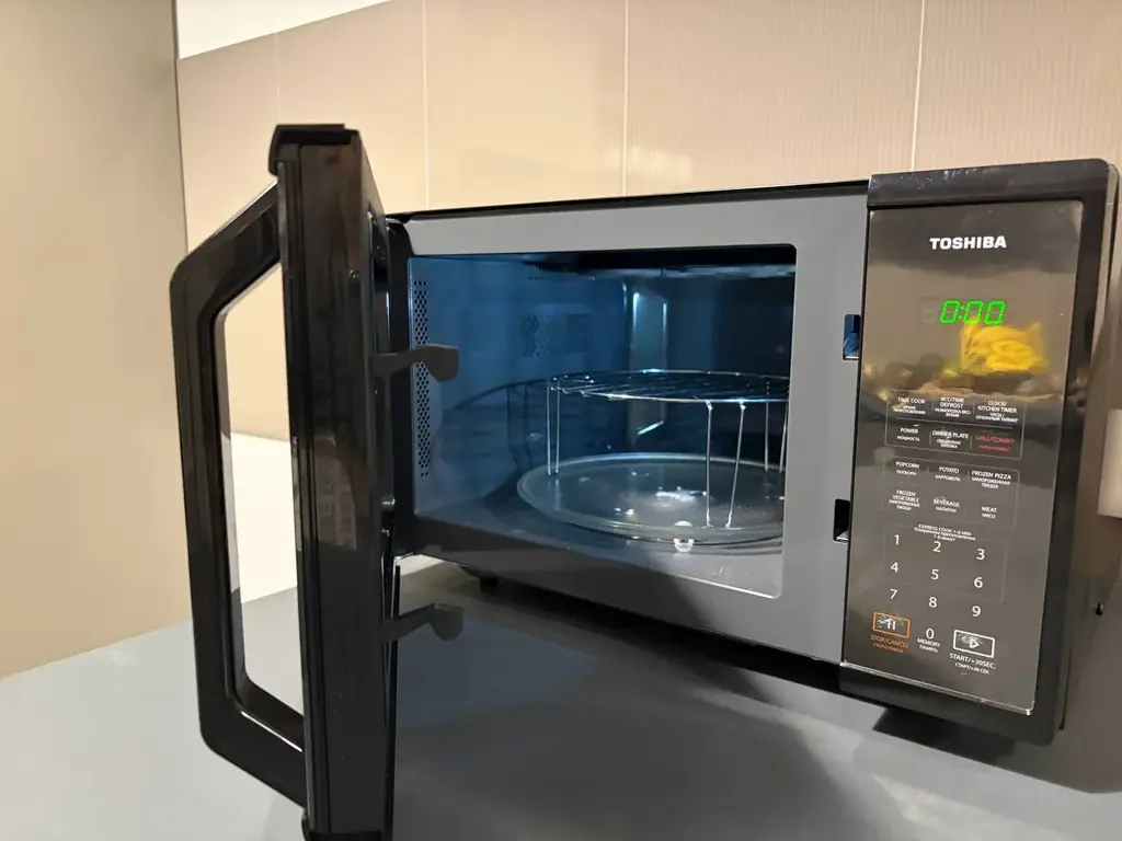 Микроволновая печь TOSHIBA MM-EG24p, состояние хорошее, мало использовалась, 170 лари