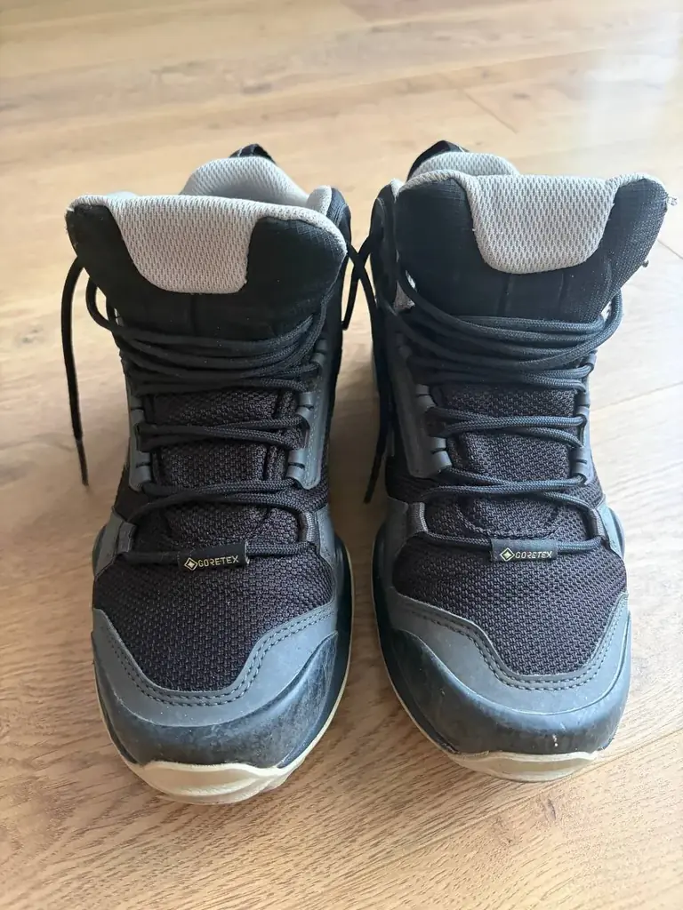 Ботинки adidas для трекинга terrex gore-tex, 150 лари. Купила в секонде за 200, не пригодились.