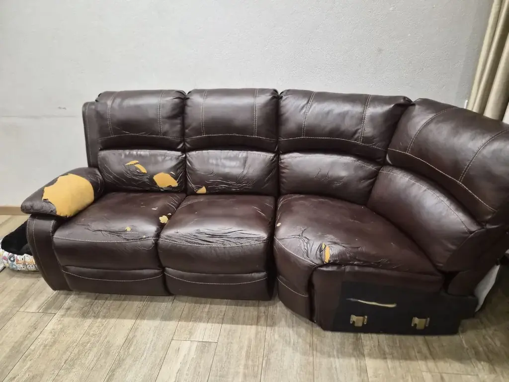 Отдаем диван бесплатно. Состояние на фото. Можно обтянуть и будет как новый.