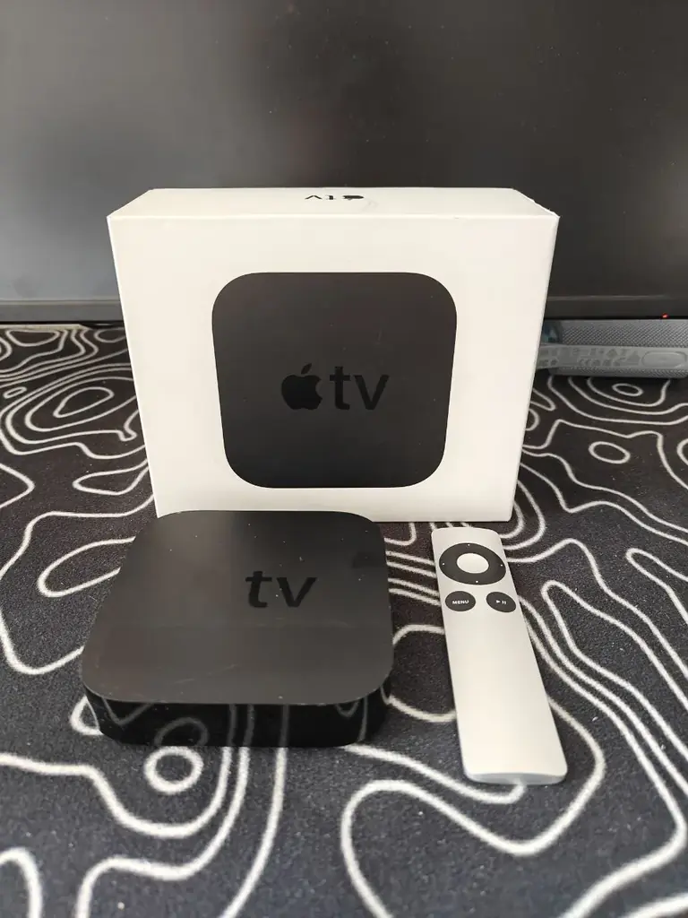 Apple TV, рабочий. В комплекте пульт, кабель питания, hdmi кабель. 100 лари