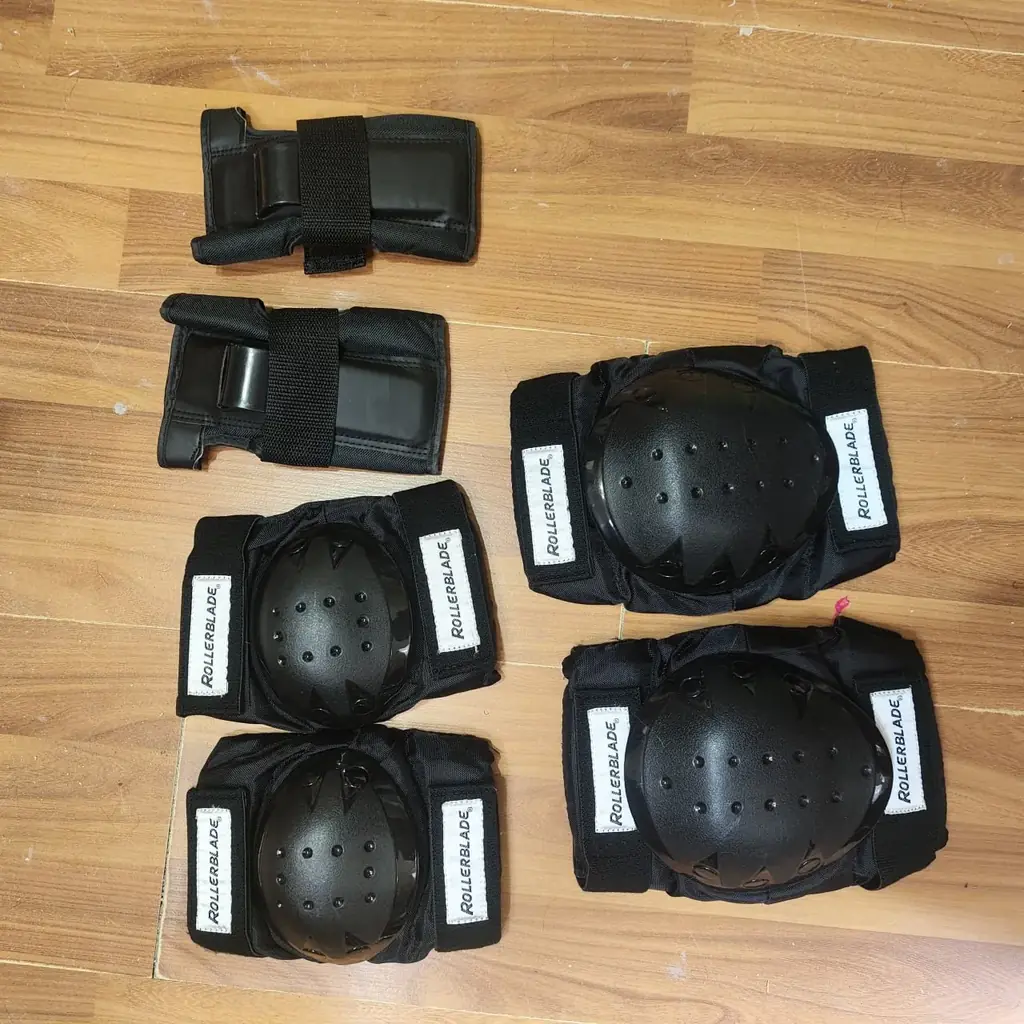 Продам защиту для роликов комплектом, локти-колени Rollerblade, запястья Rekd,  размер "М". Состоян…